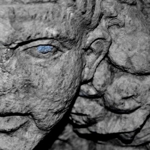 "Taillé d'une pierre bleu"